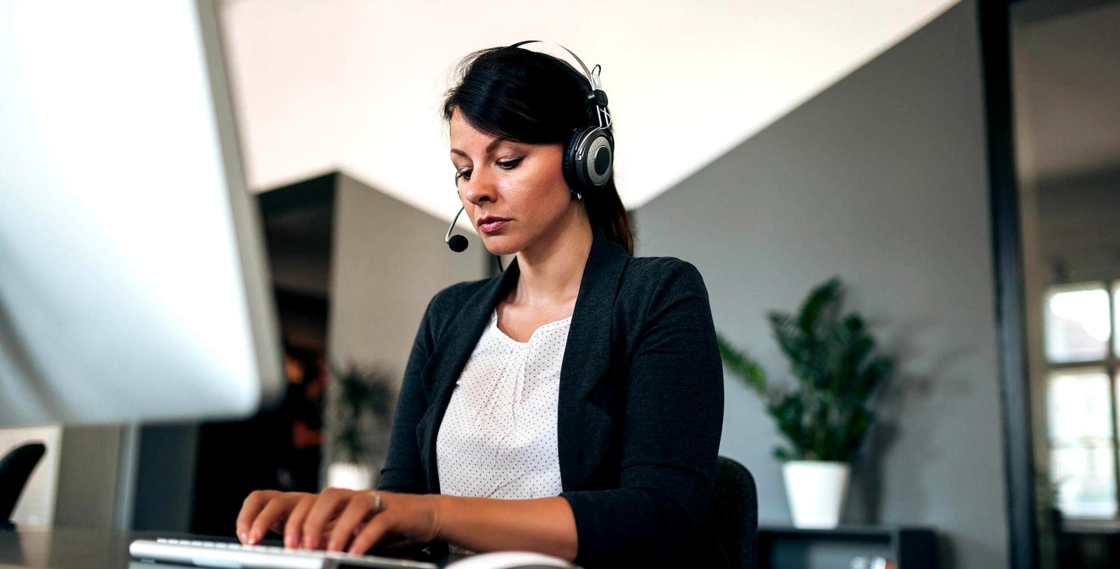 Participant engaging with a live sales webinar on their laptop